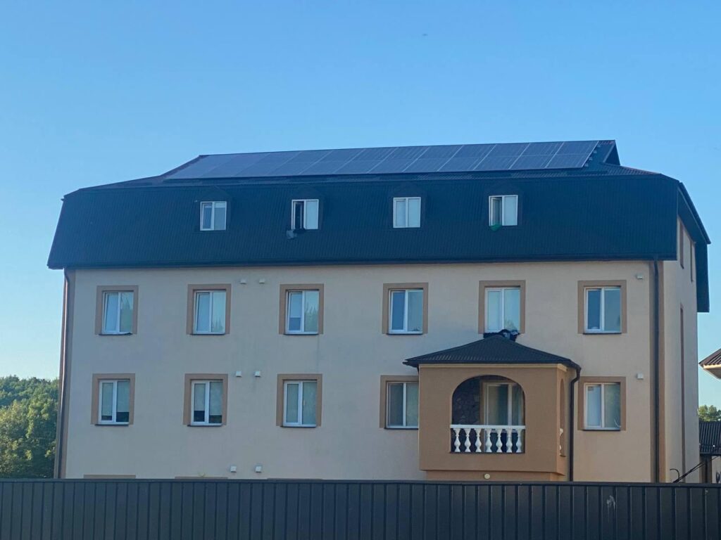 Photovoltaikanlage auf dem Haus für Flüchtlinge - die Anlage läuft bereits