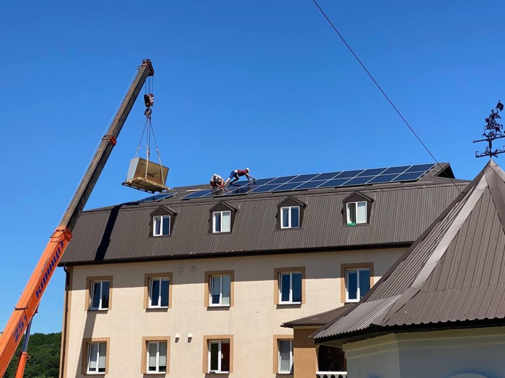 Photovoltaikanlage auf dem Haus für Flüchtlinge - die Anlage läuft bereits