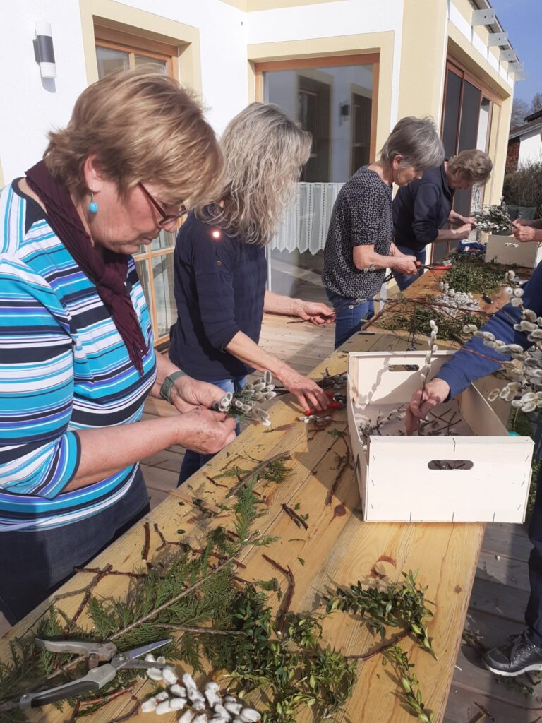 Frauen vom Chiemgauer Helferkreis binden Palmbuschen für den Stand beim Mittfastenmarkt am Sonntag in Prien 