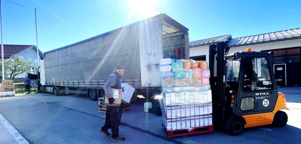 Verladen des Hilfstransports für Ternopil