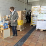 Im Lager werden die Hilfsgüter vorsortiert. © Anton Hötzelsberger