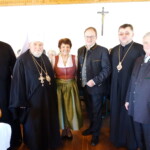 Pfarrer Vasyl Shafran, Erzbischof Vasyl Semenyuk, 1. Vorsitzende Helferkreis Kathi Schmid, Priens Bürgermeister Andreas Friedrich, Weihbischof Volodymyr Firman und 2. Vorsitzender Helferkreis und Alt-Bürgermeister von Rohrdorf Fritz Tischner.  © Anton Hötzelsberger