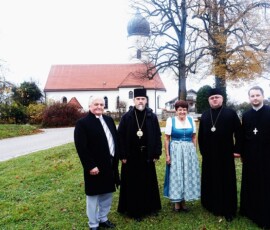 Vor der Kirche in Höhenmoos von links: 2. Vorsitzender Fritz Tischner, Erzbischof Teodor Martinyuk, 1. Vorsitzende Kathi Schmid, Bischof Vladimir Firman und Pfarrer Ivan Vynnyk. © Anton Hötzelsberger Vor der Kirche in Höhenmoos von links: 2. Vorsitzender Fritz Tischner, Erzbischof Teodor Martinyuk, 1. Vorsitzende Kathi Schmid, Bischof Vladimir Firman und Pfarrer Ivan Vynnyk. © Anton Hötzelsberger