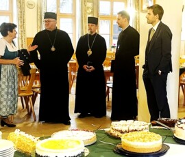 Am Kuchbüffet von links: Kathi Schmid – Bischof Firman – Erzbischof Martinyuk, Pfarrer Vynnyk und Bürgermeister Simon Hausstetter. © Anton Hötzelsberger Am Kuchbüffet von links: Kathi Schmid – Bischof Firman – Erzbischof Martinyuk, Pfarrer Vynnyk und Bürgermeister Simon Hausstetter. © Anton Hötzelsberger