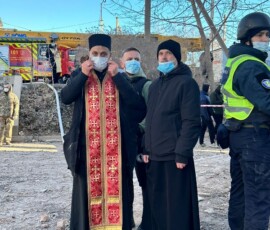 Erzbischof Teodor unterstützt die betroffenen Bürger Ternopils. Erzbischof Teodor unterstützt die betroffenen Bürger Ternopils.