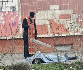Erzbischof Teodor beim Gebet für die getöteten Menschen. Erzbischof Teodor beim Gebet für die getöteten Menschen.