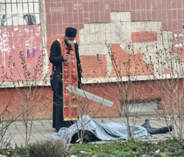 Erzbischof Teodor beim Gebet für die getöteten Menschen.