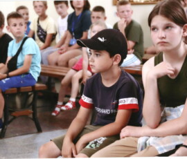 Kinder warten in Schutzräumen auf Entwarnung