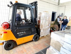 Verladen der Hilfsgüter.
© Anton Hötzelsberger Verladen der Hilfsgüter. © Anton Hötzelsberger