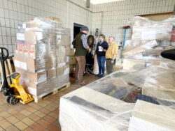 Die Waren werden bei der FFW Prien zwischengelagert.
© Anton Hötzelsberger Die Waren werden bei der FFW Prien zwischengelagert. © Anton Hötzelsberger