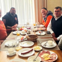 Die Fahrer stärkten sich mit einer Brotzeit nach der Ankunft. Die Fahrer stärkten sich mit einer Brotzeit nach der Ankunft.