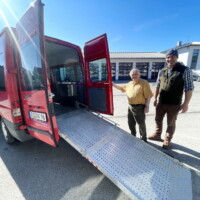 Behinderten-Fahrzeug wird in Prien für den Transport durch Johannes Dreikorn und 2. Vorsitzenden Fritz Tischner hergerichtet. Behinderten-Fahrzeug wird in Prien für den Transport durch Johannes Dreikorn und 2. Vorsitzenden Fritz Tischner hergerichtet.
