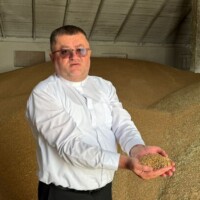 Bischof Firman zeigt die hohen Lagerbestände